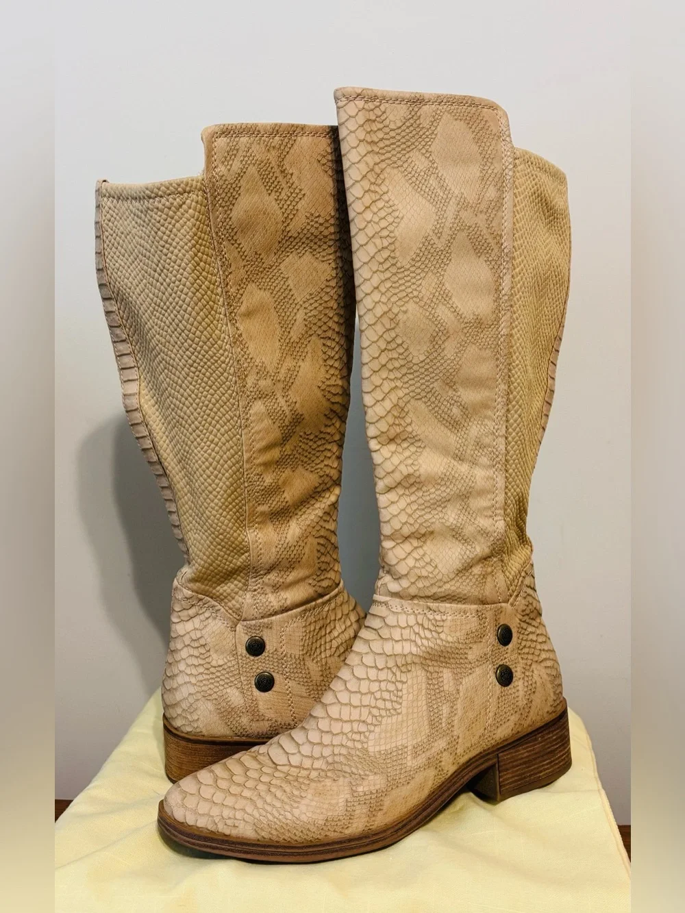 Baretraps Boots Women’s Beige Snakeskin Low Heel Mid-Calf Side Zip Size 8/9 Fall